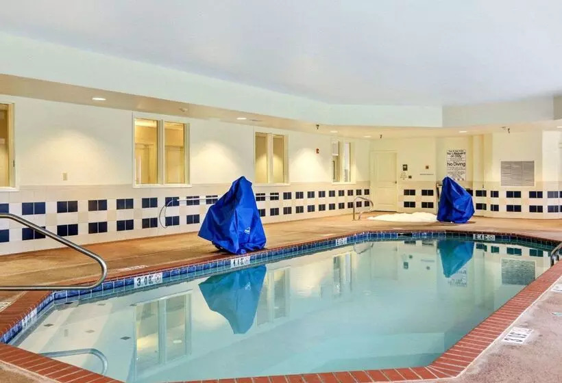 هتل Comfort Suites Near Hot Springs Park