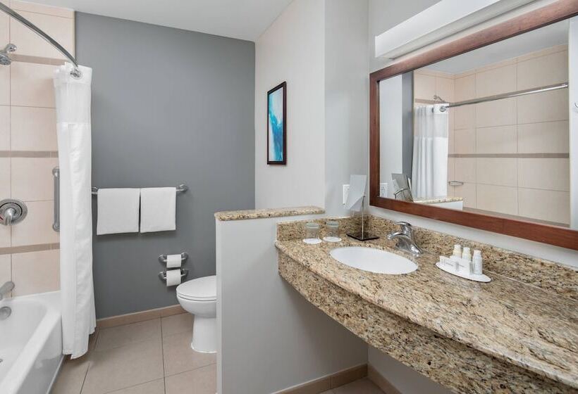 هتل Courtyard By Marriott Bridgetown, Barbados