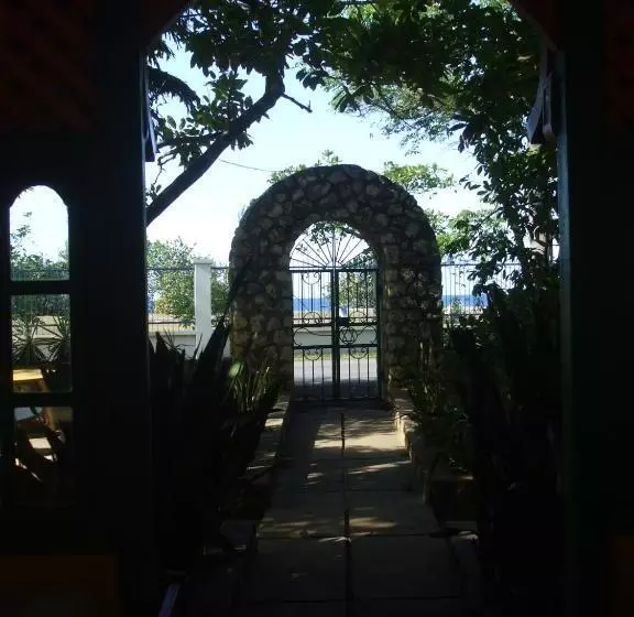 هتل Lighthouse Inn 2