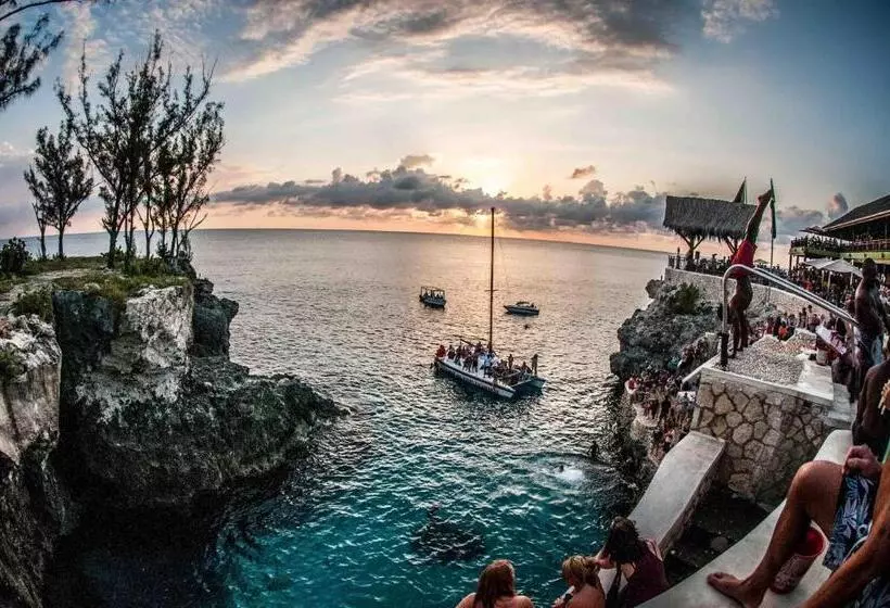 هتل Lighthouse Inn 2