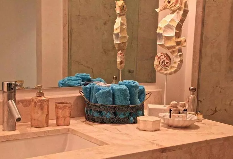 Szálloda The Elements Oceanfront & Beachside Condo