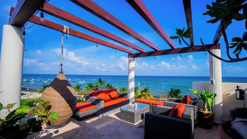 Hotelli The Elements Oceanfront & Beachside Condo