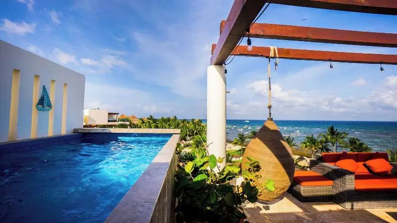 Hotelli The Elements Oceanfront & Beachside Condo
