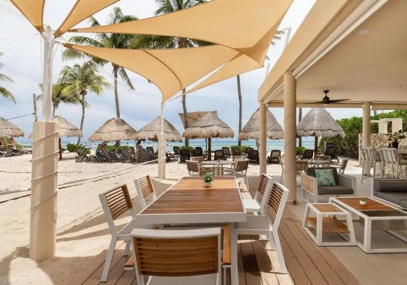 Hotelli The Elements Oceanfront & Beachside Condo