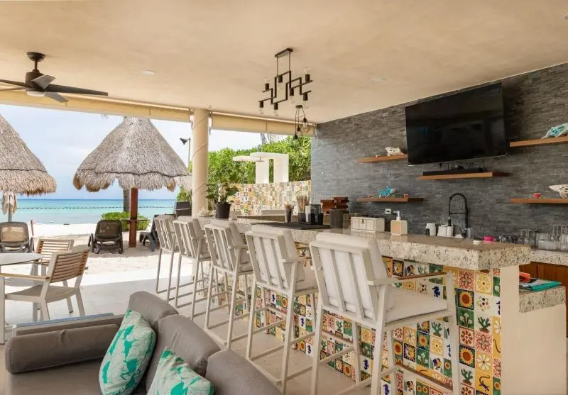 Hotelli The Elements Oceanfront & Beachside Condo