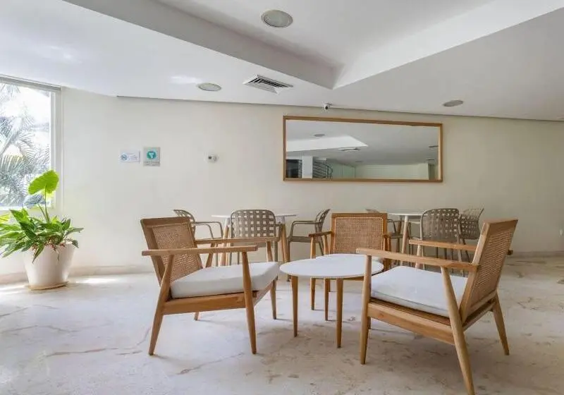 Hotelli The Elements Oceanfront & Beachside Condo