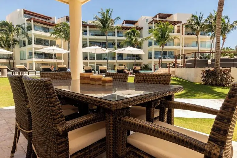Hotelli The Elements Oceanfront & Beachside Condo