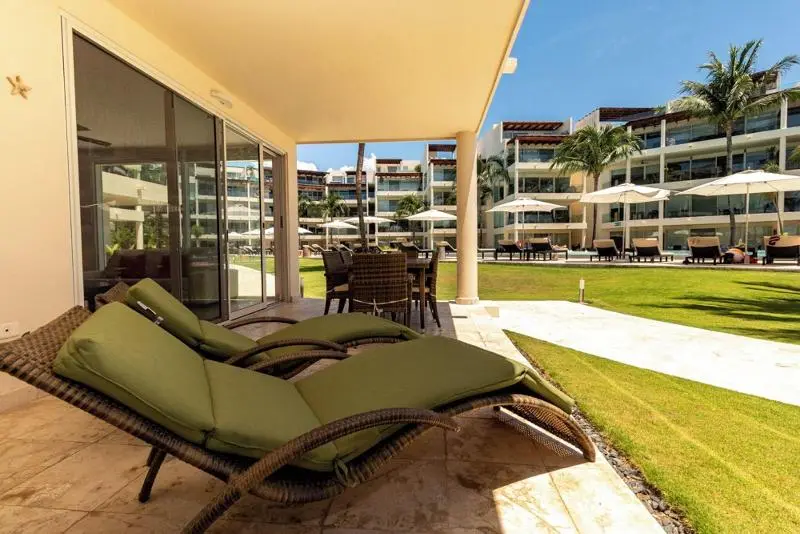 Hotelli The Elements Oceanfront & Beachside Condo