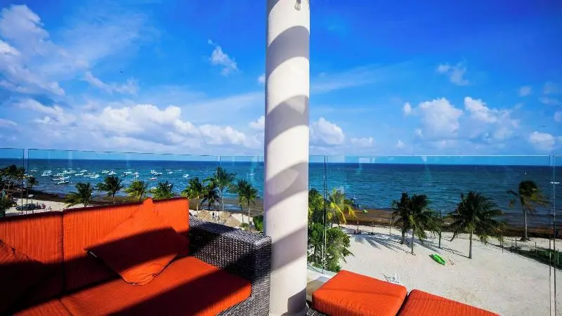 Hotelli The Elements Oceanfront & Beachside Condo