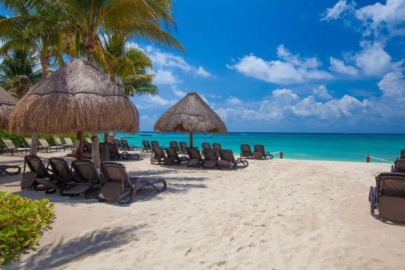 Hotelli The Elements Oceanfront & Beachside Condo