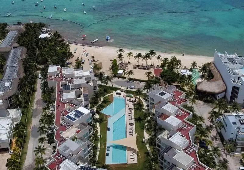 Hotelli The Elements Oceanfront & Beachside Condo