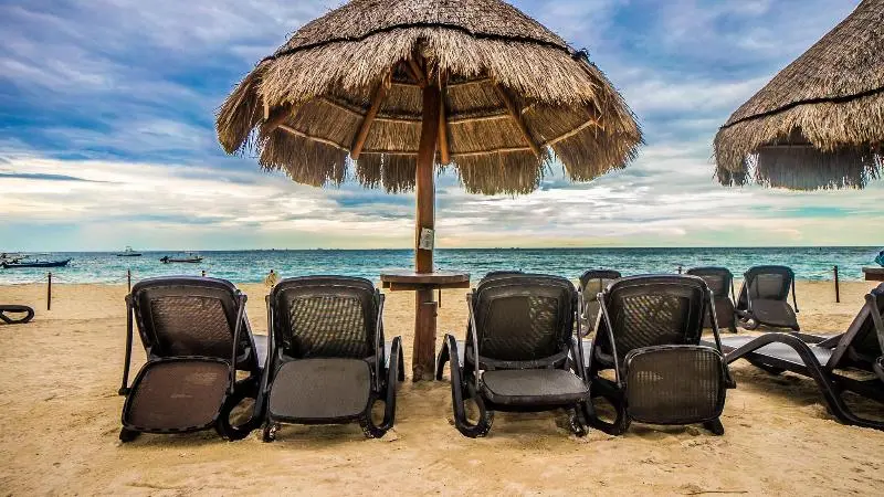 Hotelli The Elements Oceanfront & Beachside Condo