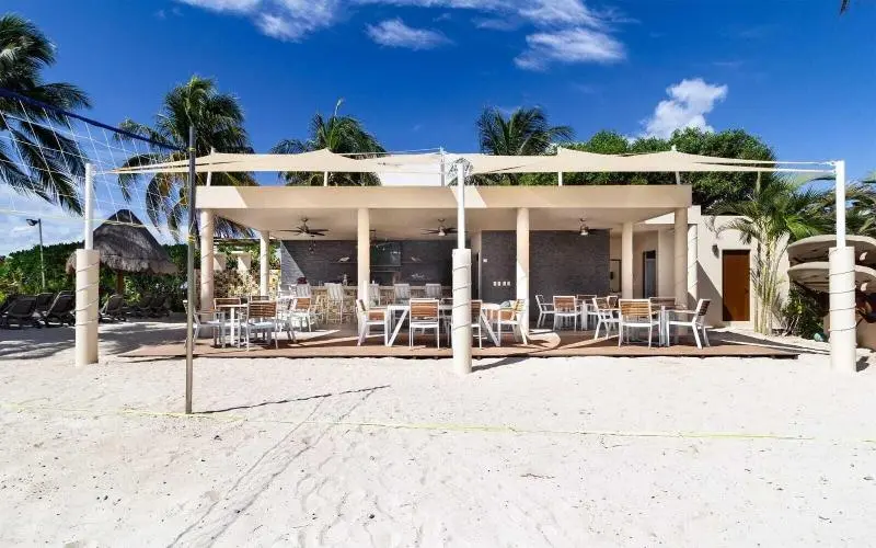 Hotelli The Elements Oceanfront & Beachside Condo