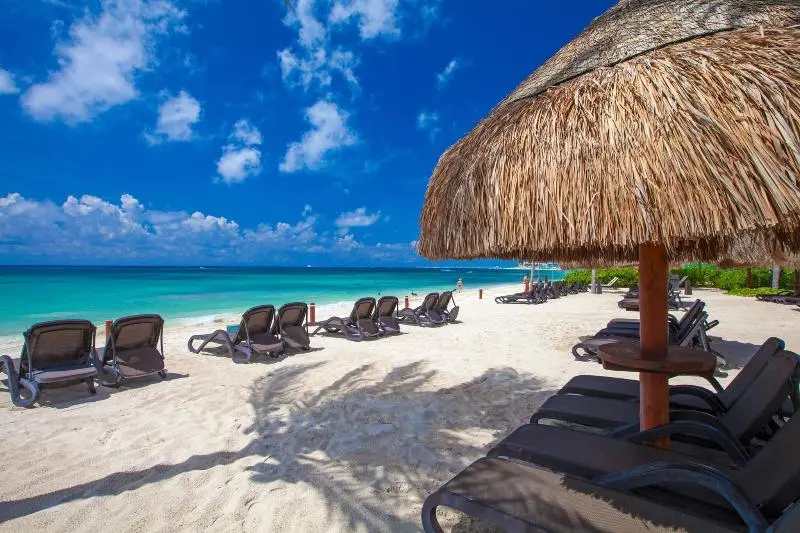 Hotelli The Elements Oceanfront & Beachside Condo