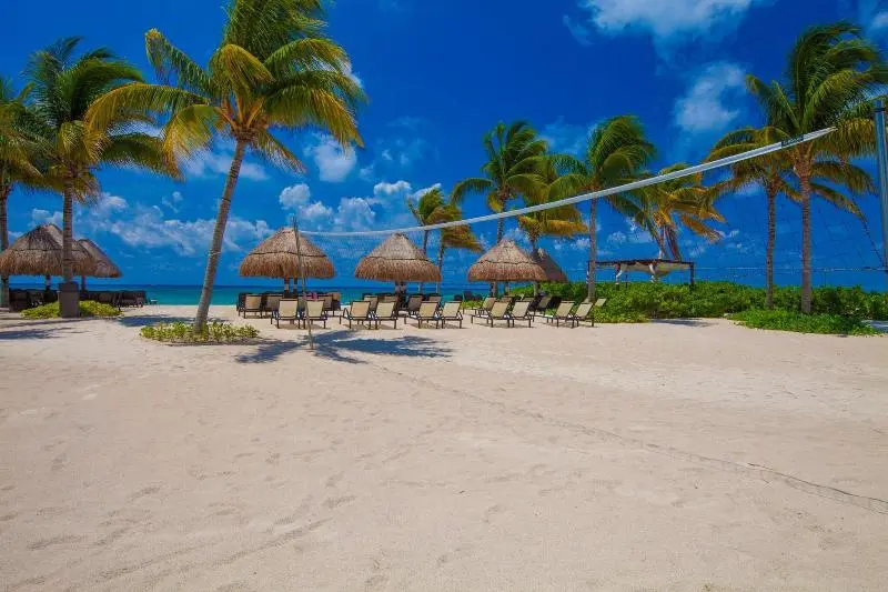 Hotelli The Elements Oceanfront & Beachside Condo