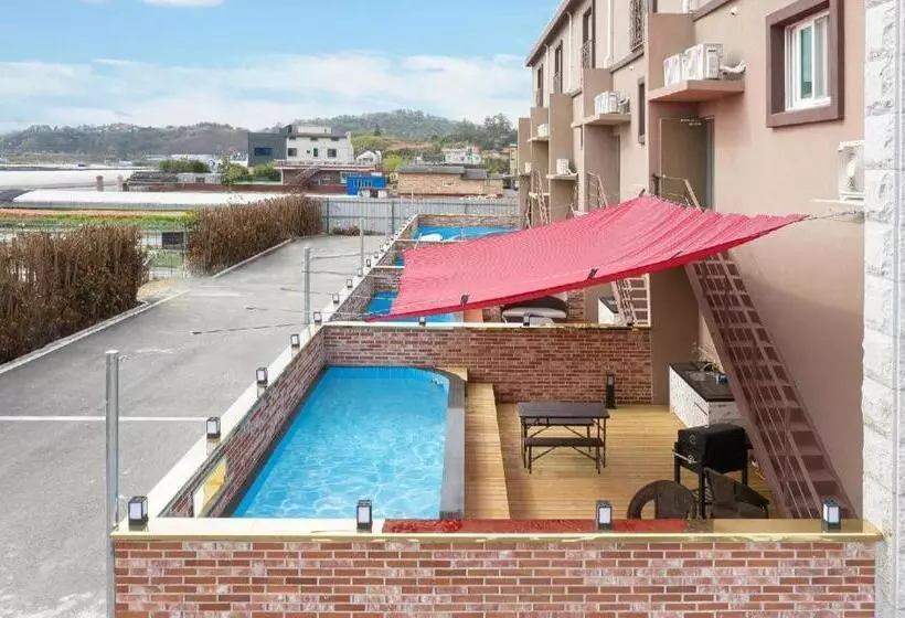The Bay Hotel & Pool Villa
