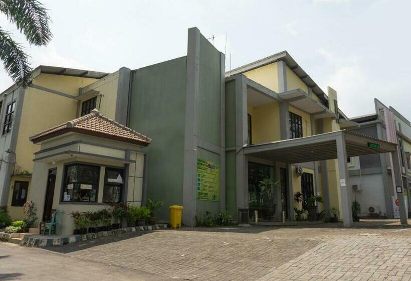 בית מלון כפרי Oyo 3803 Wonojati Syariah Malang