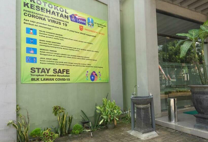 בית מלון כפרי Oyo 3803 Wonojati Syariah Malang