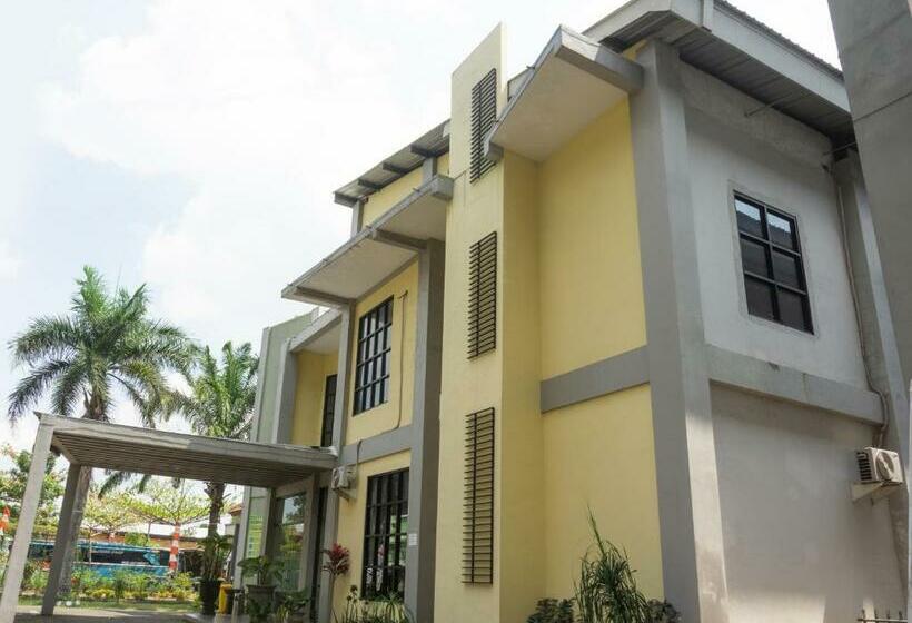 בית מלון כפרי Oyo 3803 Wonojati Syariah Malang