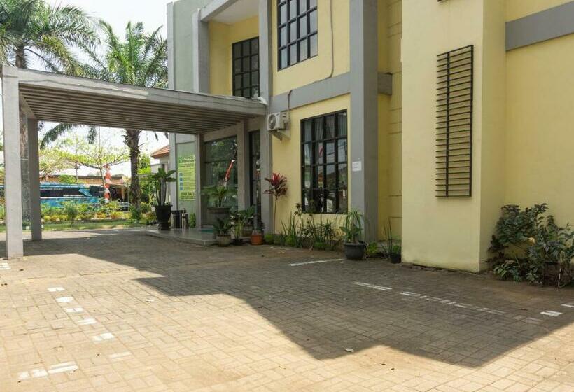 בית מלון כפרי Oyo 3803 Wonojati Syariah Malang