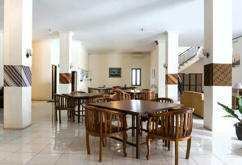 בית מלון כפרי Oyo 3803 Wonojati Syariah Malang