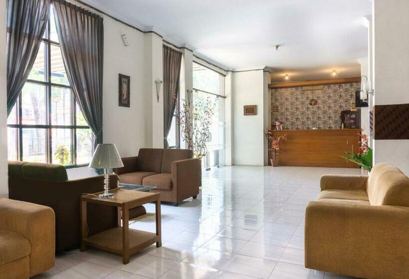 בית מלון כפרי Oyo 3803 Wonojati Syariah Malang