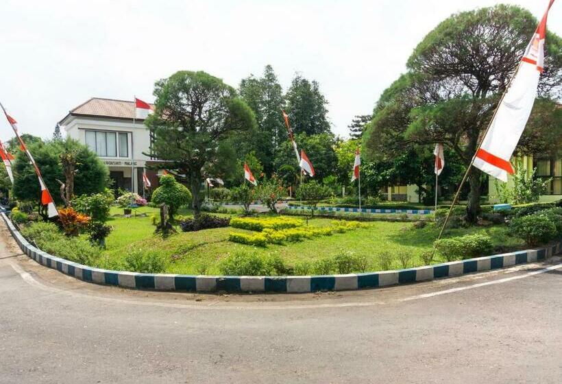 בית מלון כפרי Oyo 3803 Wonojati Syariah Malang