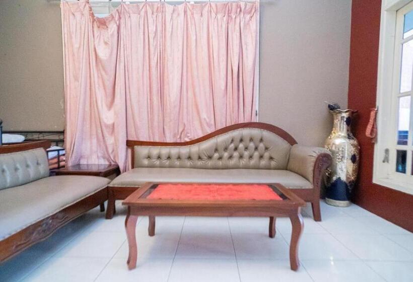 ホテル Reddoorz At Oro Oro Ombo Batu