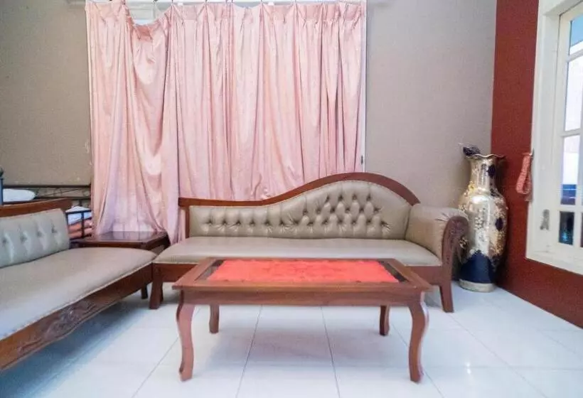 Hotelli Reddoorz At Oro Oro Ombo Batu