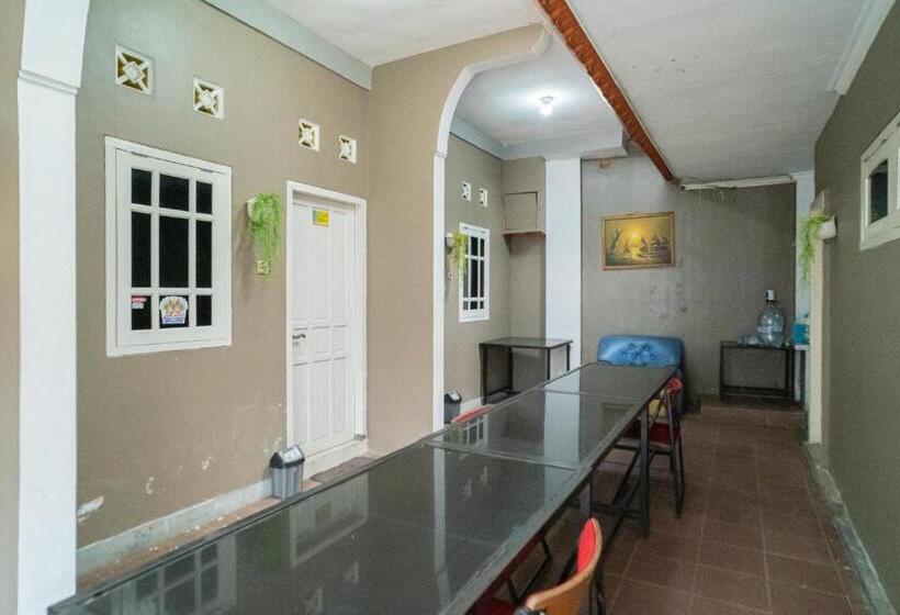 ホテル Reddoorz At Oro Oro Ombo Batu