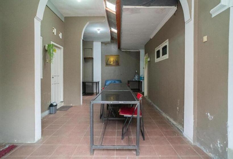 ホテル Reddoorz At Oro Oro Ombo Batu