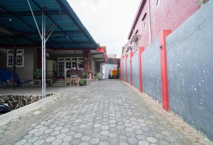 ホテル Reddoorz At Oro Oro Ombo Batu