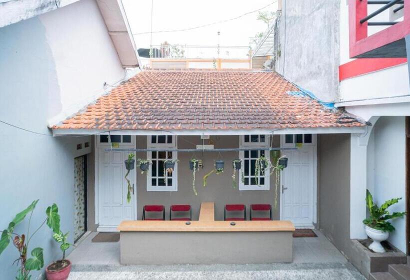 ホテル Reddoorz At Oro Oro Ombo Batu