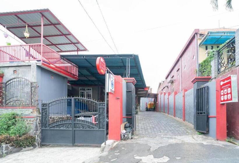 ホテル Reddoorz At Oro Oro Ombo Batu