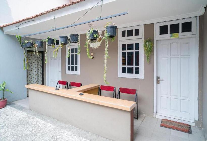 ホテル Reddoorz At Oro Oro Ombo Batu