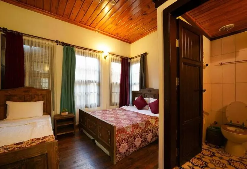 Hostelli Old House Hotel&pub