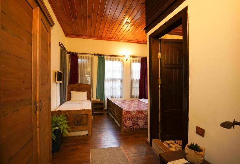 مسافرخانه Old House Hotel&pub