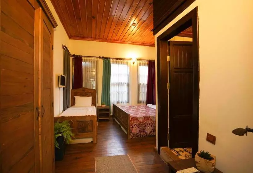 Hostelli Old House Hotel&pub