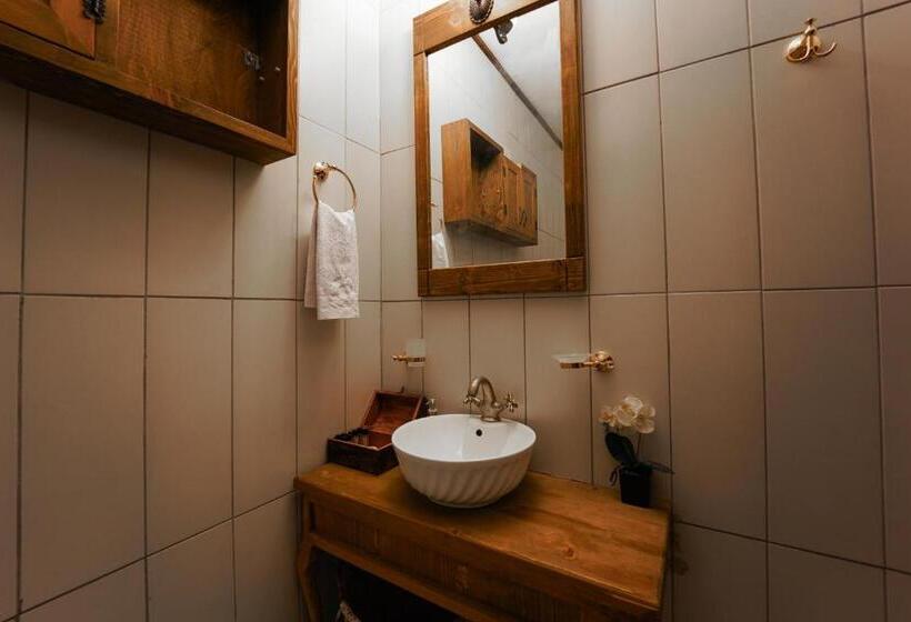 مسافرخانه Old House Hotel&pub