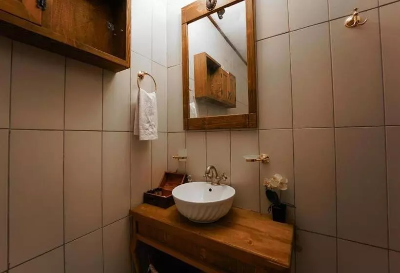 Hostelli Old House Hotel&pub