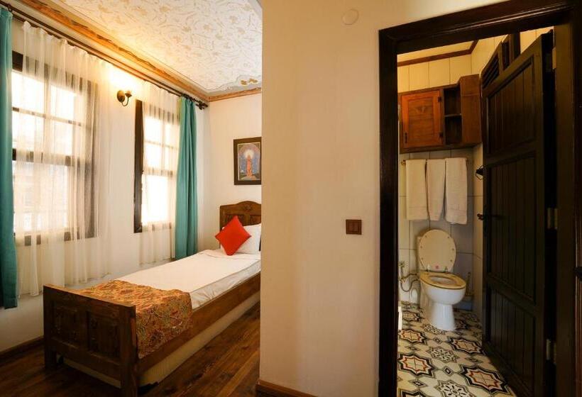 مسافرخانه Old House Hotel&pub