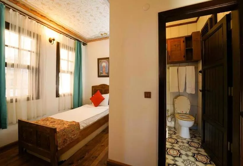 Hostelli Old House Hotel&pub