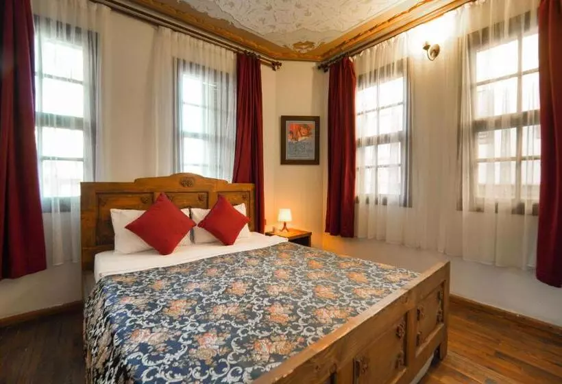 Hostelli Old House Hotel&pub