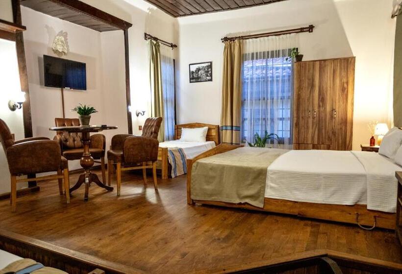 مسافرخانه Old House Hotel&pub