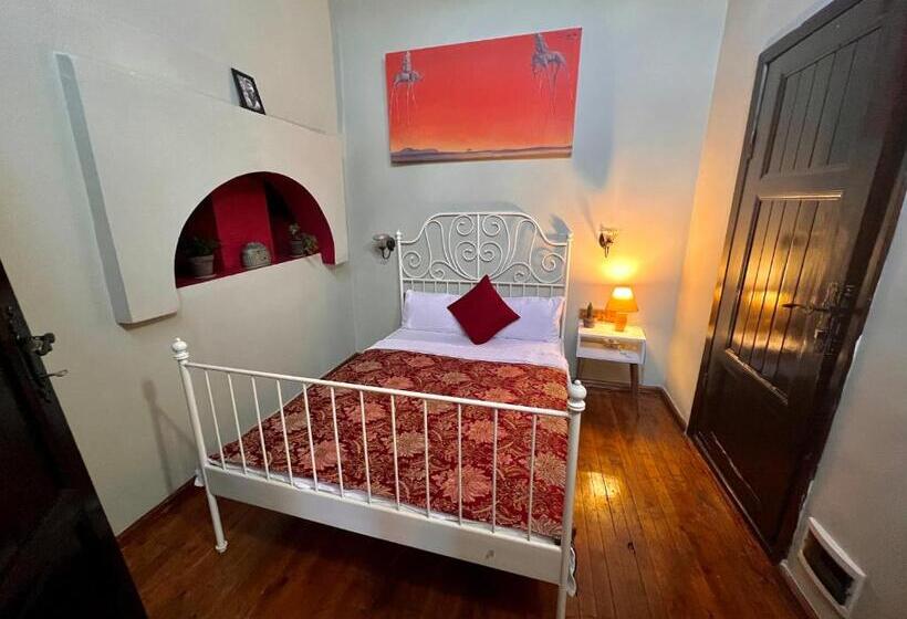 مسافرخانه Old House Hotel&pub