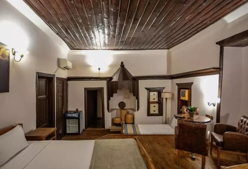 Hostelli Old House Hotel&pub