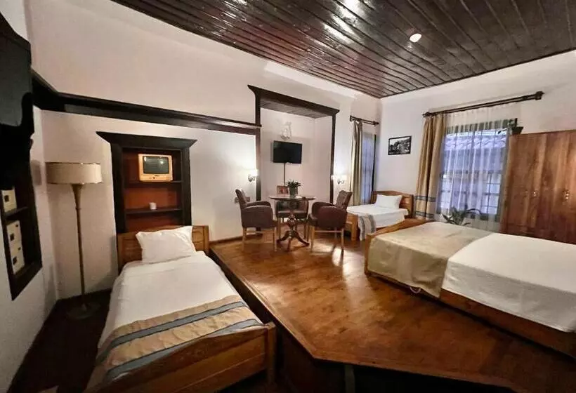 Hostelli Old House Hotel&pub