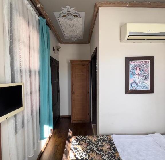 مسافرخانه Old House Hotel&pub