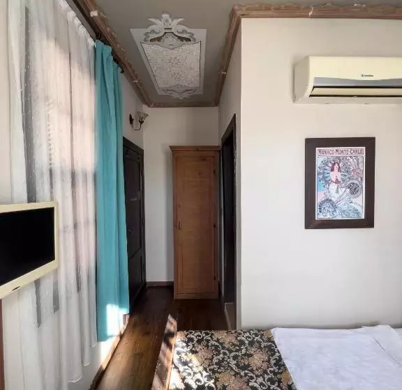 Hostelli Old House Hotel&pub