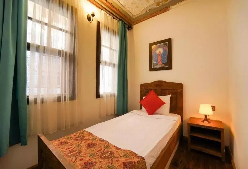 Hostelli Old House Hotel&pub